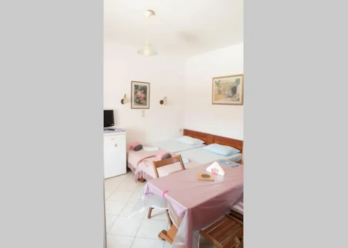 Esthir S Guest House- Sea View דירה *